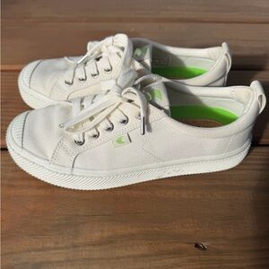 Cariuma White Sneakers with Textured Soles